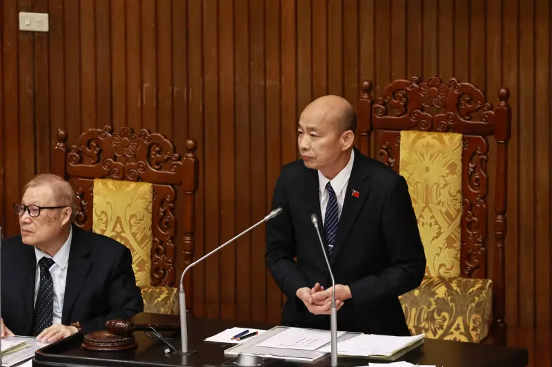 影／朝野鬧哄哄！韓國瑜長嘆一口氣　無奈環視議場1分鐘