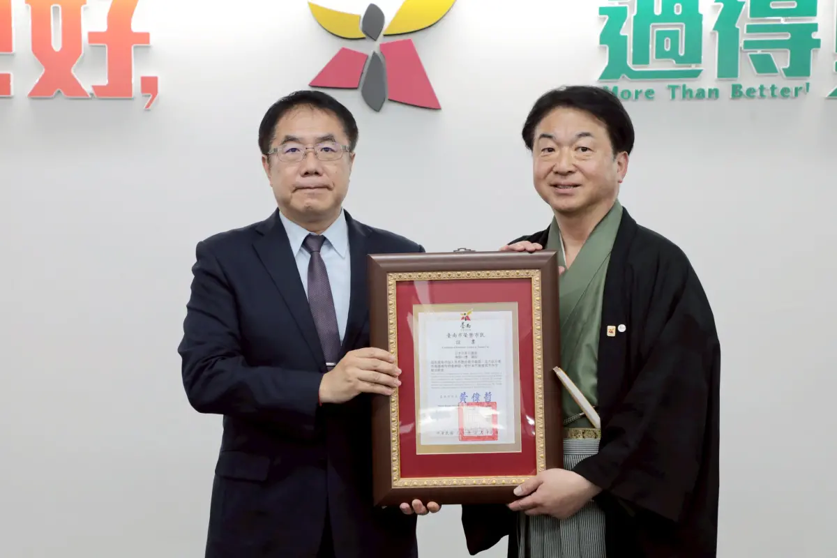 ▲市長黃偉哲今(13)日特別藉由寺田一博訪台期間，於市政會議頒贈「榮譽市民」證書，表彰其深化台南與京都的交流合作。（圖／南市府提供）