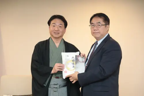 ▲黃偉哲也在會前贈送日前熱騰騰推出的「八田穗越」八田米,向寺田一博及與會的日本貴賓推薦台南的優質米。(圖/南市府提供) ▲黃偉哲也在會前贈送日前熱騰騰推出的「八田穗越」八田米,向寺田一博及與會的日本貴賓推薦台南的優質米。(圖/南市府提供)