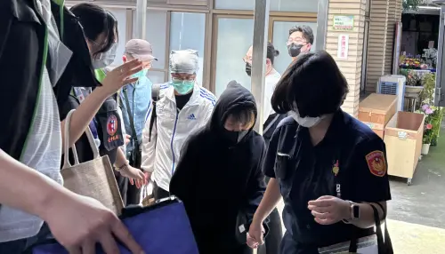 刀刀中要害!鉛球冠軍情殺儀隊女再自殘 高大成:又是一個可教化 ▲死者家屬在警方陪同下進入殯儀館解剖室。(圖/記者顏幸如攝,2025.05.13)