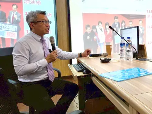 ▲公路局高雄市區監理所邀請屏東地方檢察署主任檢察官蔡佰達作專題演講。(圖／高雄市區監理所提供) 