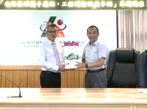 ▲高雄市區監理所所長劉育麟(右)致送紀念品給屏東地方檢察署主任檢察官蔡佰達(左)，以感謝蔡佰達到所作專題演講。(圖／高雄市區監理所提供) 