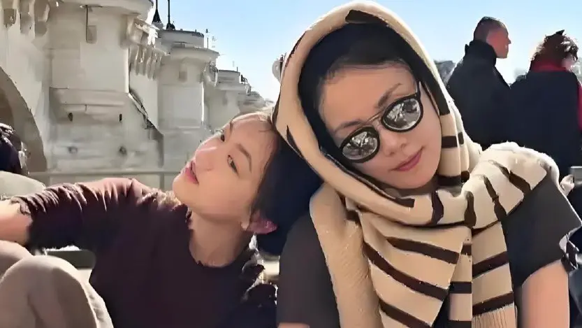 ▲王菲（右）的愛女李嫣（左）難得露臉，將滿19歲的她被拍到和女性友人逛高級百貨，斜肩上衣搭配緊身牛仔褲，身形挑高優雅。（圖／取自微博）