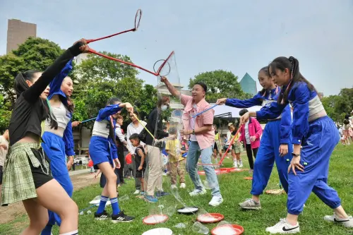 ▲在「親子嗨翻天」區,將有小朋友最愛的「夢幻泡泡秀」、造型氣球、兒童氣墊樂園等設施,讓小朋友盡情奔跑玩樂、釋放活力。(圖/高市議員黃文益提供) ▲在「親子嗨翻天」區,將有小朋友最愛的「夢幻泡泡秀」、造型氣球、兒童氣墊樂園等設施,讓小朋友盡情奔跑玩樂、釋放活力。(圖/高市議員黃文益提供)