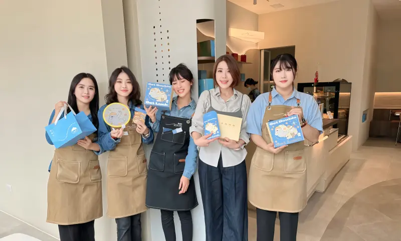 ▲台中甜點品牌拾個月迎來8歲生日，創辦人Rachel（右二）承諾堅持初衷，製做「與家人共享」的優質產品。（圖／業者提供）