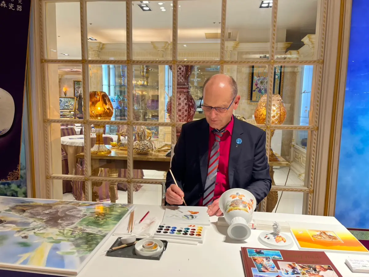 ▲專攻鳥類、魚類和動物的瓷畫家戴勒夫‧瑞特，現場彩繪盡展瓷藝風華。（圖／業者提供）