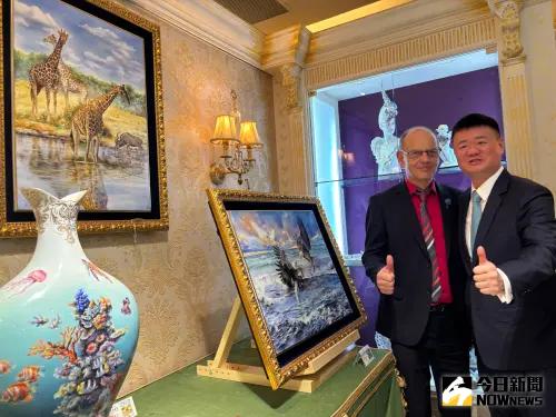 德國麥森瓷器「至臻麥森」特展登場 瓷畫家彩繪展現瓷藝風華 ▲戴勒夫‧瑞特大師今年創作重頭戲,首推《五大洲》壁畫。(圖/記者金武鳳攝,2025.5.13)