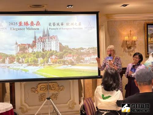 德國麥森瓷器「至臻麥森」特展登場 瓷畫家彩繪展現瓷藝風華 ▲德國麥森瓷器「至臻麥森」特展今起在台中大遠百登場,首日與收藏家相見歡。(圖/記者金武鳳攝,2025.5.13)