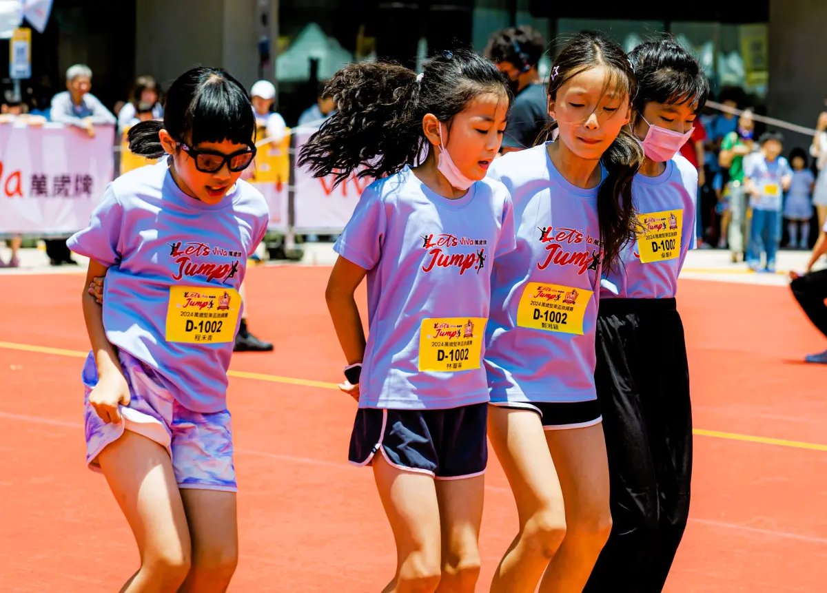 ▲萬歲堅果盃跳繩賽在台北松山文創園區熱力登場，設有個人計時計次賽、個人花式賽、團體計時計次賽與團體花式賽等四大賽別。（圖／萬歲堅果盃跳繩賽提供）