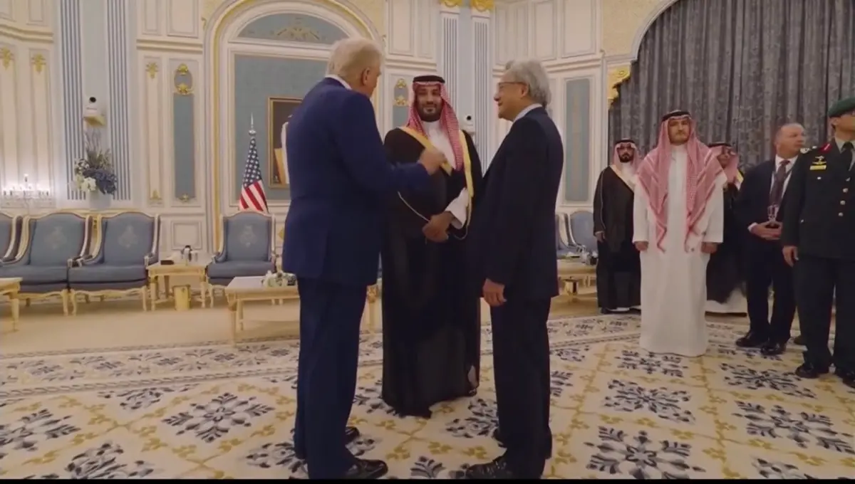 ▲輝達執行長黃仁勳參加沙美投資論壇，在沙國王儲歡迎會上與美國總統川普同框握手。（圖／翻攝自@IbrahemAlbanawiＸ）