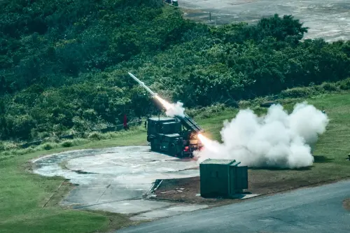 ▲114年度「精準飛彈射擊-神弓操演」，陸射劍二飛彈發射，精準打擊空中目標。（圖／軍聞社提供）