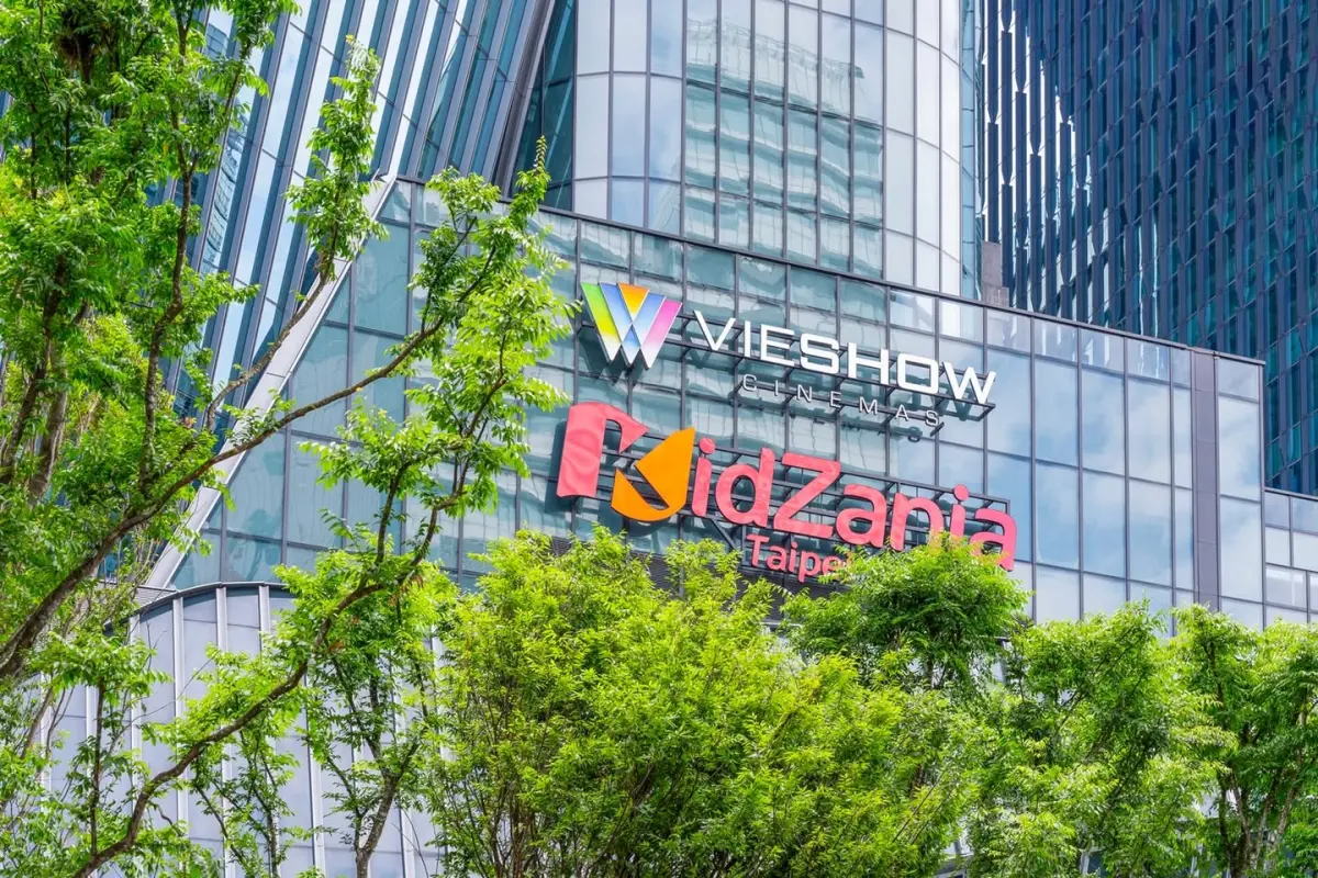 ▲台北南港汐止人衝南港LaLaport威秀影城今開幕！88元福袋送「2張免費電影兌換券」、「無限續杯」享110天「碳酸飲料喝到飽」無限暢飲。《絕命終結站 血脈》限定特典送海報一次看。（圖／翻攝自威秀影城粉絲團）