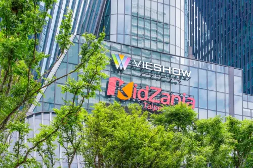 ▲台北南港汐止人衝南港LaLaport威秀影城今開幕！88元福袋送「2張免費電影兌換券」、「無限續杯」享110天「碳酸飲料喝到飽」無限暢飲。《絕命終結站 血脈》限定特典送海報一次看。（圖／翻攝自威秀影城粉絲團）