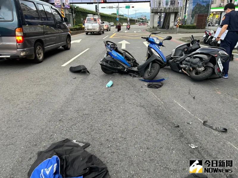 ▲ 永和死亡三連撞車禍，一名周姓老翁騎車左轉時，遭對向2輛機車攔腰撞上。