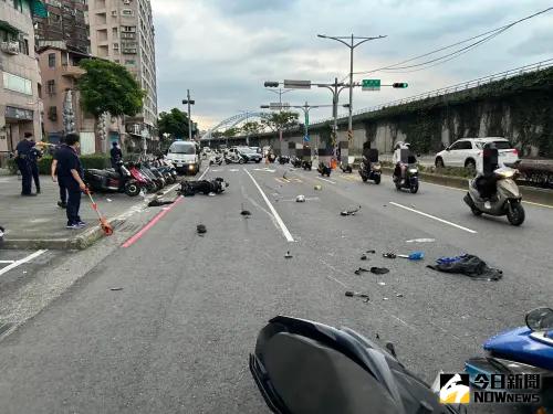▲新北永和發生機車三連撞意外，一名男子被攔腰撞上，現場一片狼籍、滿地血跡。