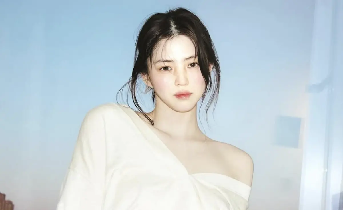 ▲韓國女星韓韶禧（如圖）今（1）日抵達桃園機場，過程中，女神親自接過粉絲卡片與禮物，還貼心比手勢提醒大家吃飯，見人潮擁擠更幫忙維持秩序，暖舉獲讚。（圖／翻攝自韓韶禧IG ＠xeesoxee）