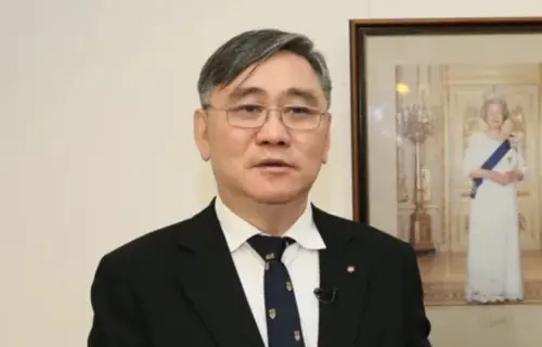 ▲王文洋從沒認過宋女是女友,不過仍讓對方甘願為其生子。(圖/英國在台辦事處 臉書) ▲王文洋從沒認過宋女是女友,不過仍讓對方甘願為其生子。(圖/英國在台辦事處 臉書)