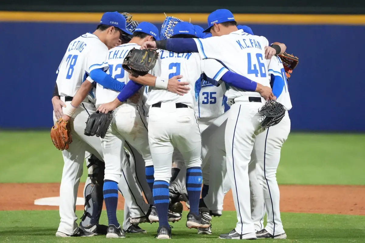 ▲富邦悍將今日以5：3擊退台鋼雄鷹，終止近期的6連敗，總教練陳金鋒指出，投、打、守環環相扣，希望選手能慢慢找回與對手輸贏的感覺。（圖／富邦悍將提供）