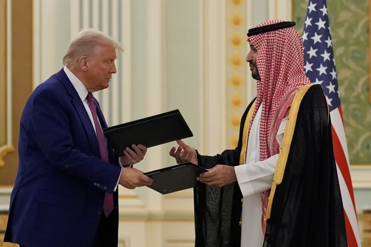 ▲美國總統川普與沙烏地阿拉伯王儲穆罕默德·賓·沙爾曼（Mohammed bin Salman）簽署經濟夥伴協議，沙國將投資美國六千億美元。（圖／美聯社／達志影像）