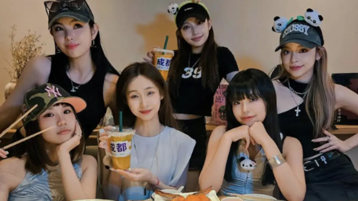 ▲自選秀節目《未來少女》中發跡的新時代女團babyMINT（如圖），日前在中國成都頂著近40度炎熱天氣演出，嗨唱6首人氣曲目後，成員張丞妘疑似中暑頭暈，走到後台直接跪地，驚險過程讓人嚇了好一大跳。（圖／華研國際提供）