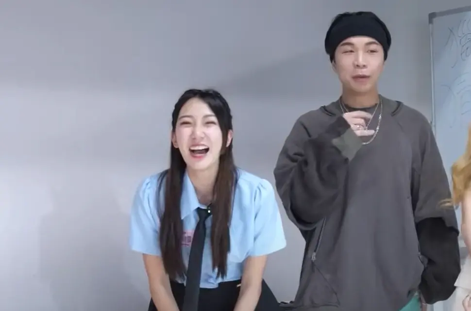 ▲派翠克（右）被直擊深夜造訪啦啦隊女神檸檬（左）的香閨，兩人疑偷偷交往半年，但經紀人否認。（圖／想不到吧YouTube）