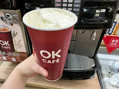 OKCAFE季節限定「冰淇淋莊園咖啡」滿滿的兩球冰淇淋與咖啡完美搭配。(圖/OK超商提供) ▲OKCAFE季節限定「冰淇淋莊園咖啡」滿滿的兩球冰淇淋與咖啡完美搭配。(圖/OK超商提供)