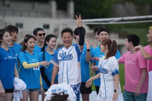 ▲徐乃麟（中）睽違多年，重返外景節目。（圖／翻攝自《全村的希望》臉書）