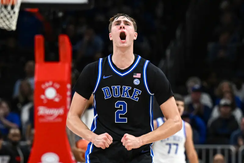 ▲Flagg自高中時期就名滿全美，去年還以17歲之齡入選美國奧運培訓隊的靶子隊，在詹皇LeBron James、Stephen Curry以及Anthony Davis等一眾巨星面前狂砍17分技驚四座，現場觀賽的Kevin Durant就點出Flagg的最大優勢，在於「始終能保持沉穩」。（圖／美聯社／達志影像）