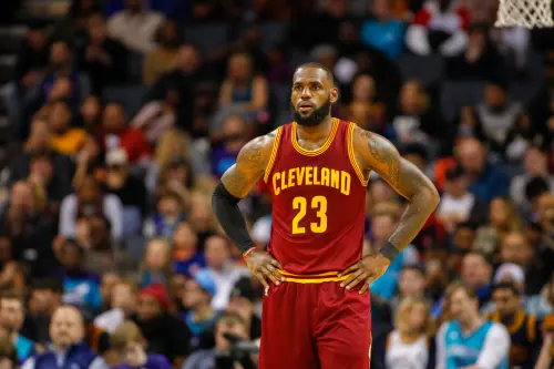 ▲2010年夏天，「詹皇」LeBron James做出震撼聯盟的決定，選擇加盟邁阿密熱火與韋德、波許組成三巨頭。（圖／美聯社／達志影像）