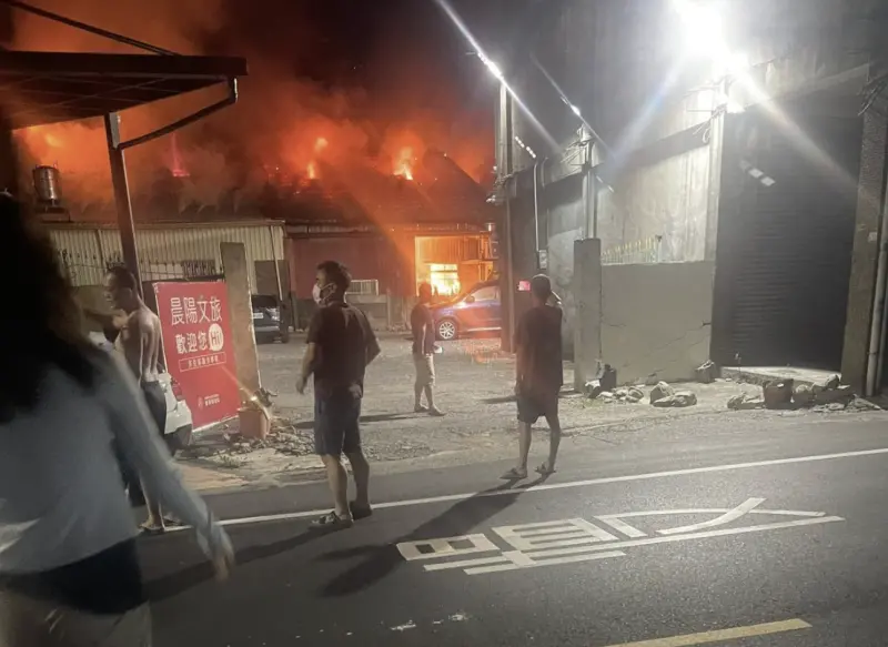 ▲MOOVO運點科技共享單車員林工廠14日凌晨發生爆炸大火。(圖/翻攝畫面)