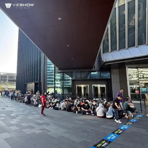 ▲南港LaLaport威秀影城推出限量88元福袋，一早就門口湧現排隊人潮。（圖／威秀影城粉絲團）