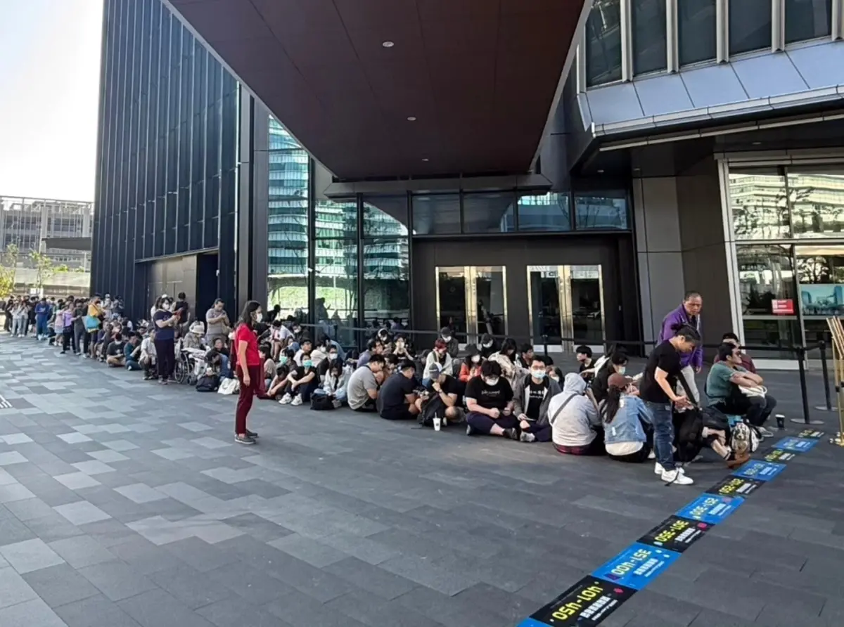 ▲南港LaLaport威秀影城開幕了！今日一早門口就擠滿人潮，準備開搶限量88元福袋。（圖／威秀影城粉絲團）