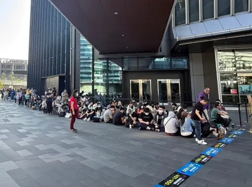 南港LaLaport威秀影城排爆了！一早9點擠滿人超狂　88元福袋開搶
