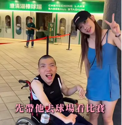 ▲味全龍啦啦隊「琪琪」姊代母職，照顧腦性麻痺的弟弟「翔翔」。（圖／翻攝自kiki77.tw IG）