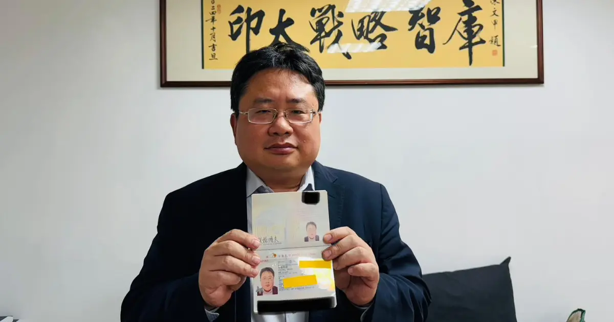 ▲藍營誣指罷團違法邀助講，矢板明夫秀護照稱「我是台灣人」。（圖／翻攝自矢板明夫臉書）