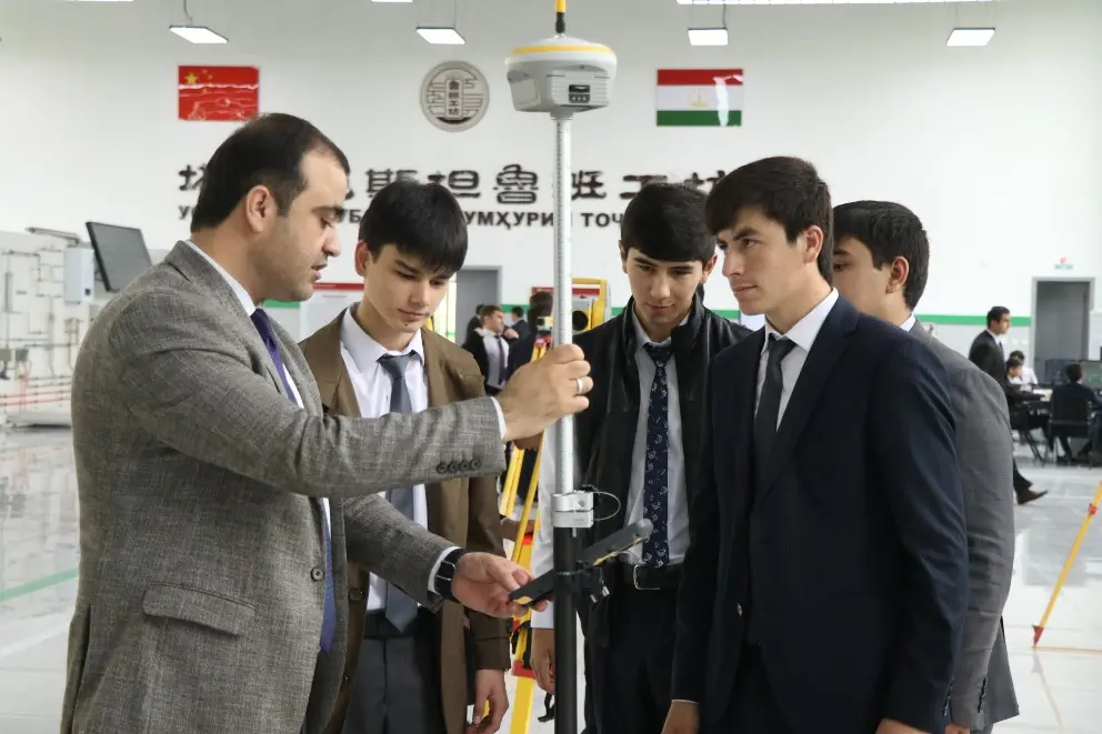 ▲中國在各地廣設魯班工坊，打著職業訓練與技術援助，實則輸出中國的技術標準與價值觀。（圖／翻攝自視覺中國）