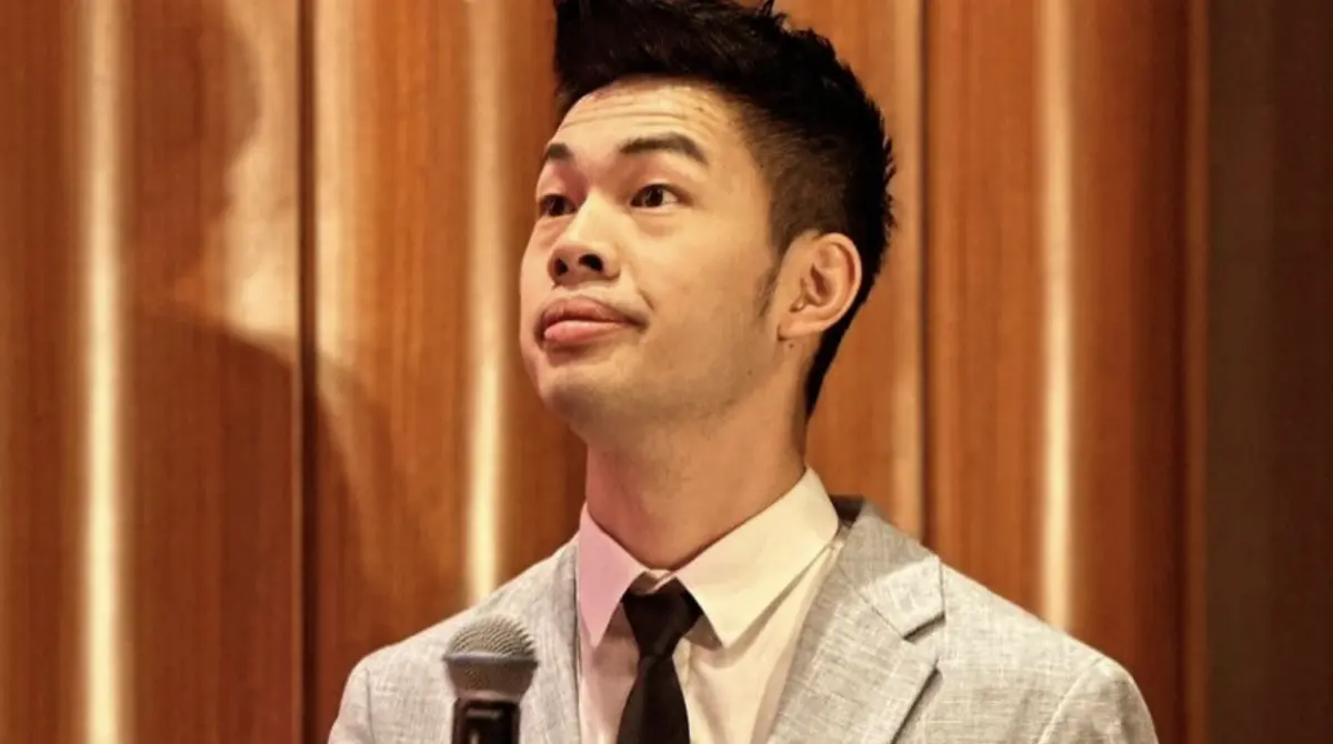 ▲藝人陳大天（如圖）今（14）日稍早遭檢警發現牽涉「閃兵」，正巧凌晨才宣布擔任脫口秀節目《炎上鍾明軒》的要角，如今被大批網友嘲諷，主辦方薩泰爾娛樂也公開吐槽，「大天是也不用這麼努力！」（圖／翻攝自陳大天臉書）