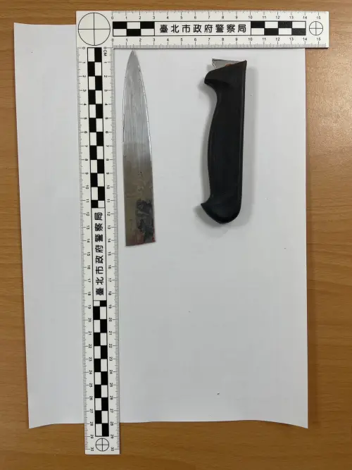 ▲台北市林森北路今日清晨發生砍人事件，黃姓男子持刀砍傷陳姓雙胞胎兄弟檔，連刀子都砍斷，警方到場制伏黃男。（圖／警方提供）