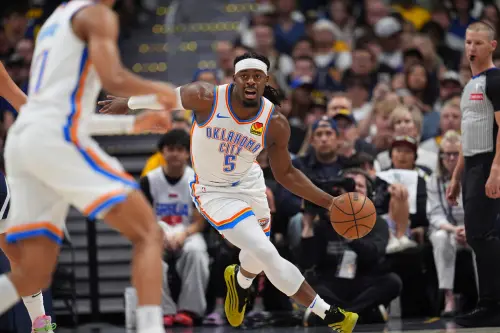 NBA美國職籃(National Basketball Association)今(14)日由丹佛金塊對戰奧克拉荷馬雷霆季後賽次輪G5,由雷霆驚喜逆轉贏得勝利,以3:2搶先聽牌。今日金塊一改開賽出手落空的困境,在10分落後下力挽狂瀾,不但逆轉局勢還取得次輪首次的首節領先。次節雷霆吹起反攻號角,一度將比分追到剩一分,不過金塊Nikola Jokić發動三分球攻勢與之對抗。後半場兩隊各有攻勢,直到末節,半路殺出Luguentz Dort ,重燃雷霆戰場,雷霆急起直追,最終以112:105戲劇性擊敗金塊。(圖/美聯社/達志影像) ▲NBA美國職籃(National Basketball Association)今(14)日由丹佛金塊對戰奧克拉荷馬雷霆季後賽次輪G5,由雷霆驚喜逆轉贏得勝利,以3:2搶先聽牌。今日金塊一改開賽出手落空的困境,在10分落後下力挽狂瀾,不但逆轉局勢還取得次輪首次的首節領先。次節雷霆吹起反攻號角,一度將比分追到剩一分,不過金塊Nikola Jokić發動三分球攻勢與之對抗。後半場兩隊各有攻勢,直到末節,半路殺出Luguentz Dort ,重燃雷霆戰場,雷霆急起直追,最終以112:105戲劇性擊敗金塊。(圖/美聯社/達志影像)
