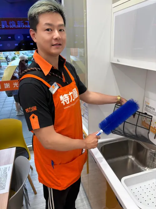 ▲特力屋社區管家洪誌祺建議，平時每2到4週可基本清潔冷氣濾網，以維持冷氣運轉的涼爽舒適度。（圖／特力屋提供）