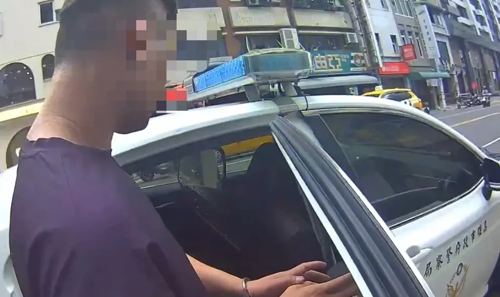 ▲因強盜被通緝的楊姓男子，剛被發布通緝第一天，就遇到員警盤查，當場被逮捕。（圖／警方提供）