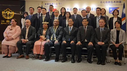 檢察官跨國合作辦案+1 法務部與馬紹爾簽司法互助條約 ▲我國法務部、外交部與馬紹爾官員見證下,完成兩國刑事司法互助條約的簽約儀式。(圖/記者劉松霖攝)