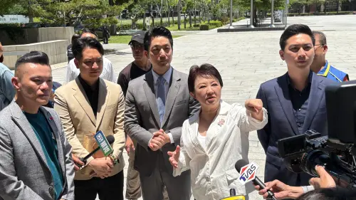 ▲盧秀燕向蔣萬安介紹中捷藍線與綠線的路網在市府前交叉。（圖／記者顏幸如攝，2025.05.14）