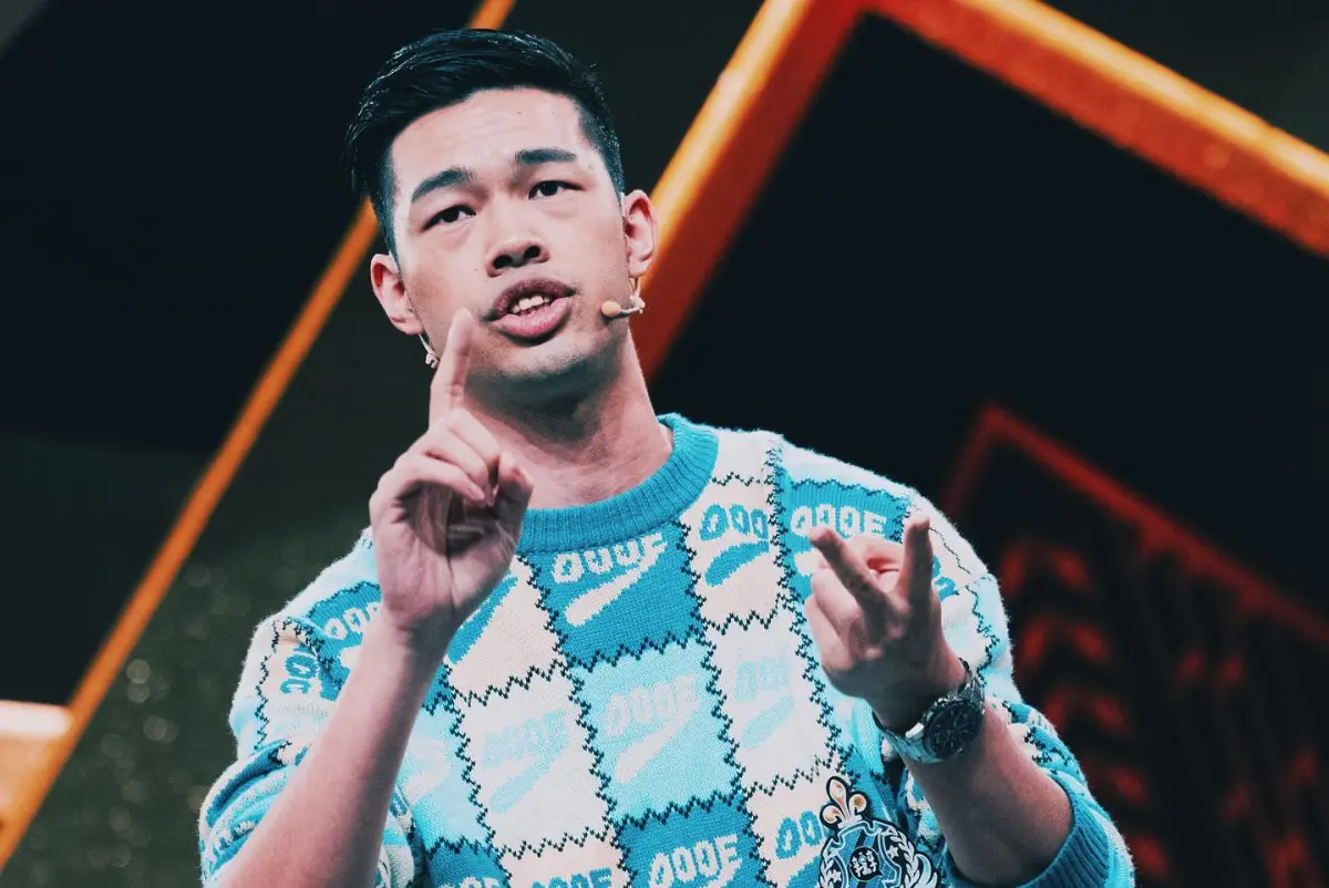 ▲藝人陳大天（如圖）雖陷入閃兵爭議，仍照常演出舞台劇《莎姆雷特》，演出結束後他神情輕鬆，深夜驅車前往台北豪宅與資深藝人曾國城會面。（圖／陳大天臉書）