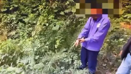 警方帶嫌犯指認槍枝地點。(圖/警方提供) ▲警方帶嫌犯指認槍枝地點。(圖/警方提供)