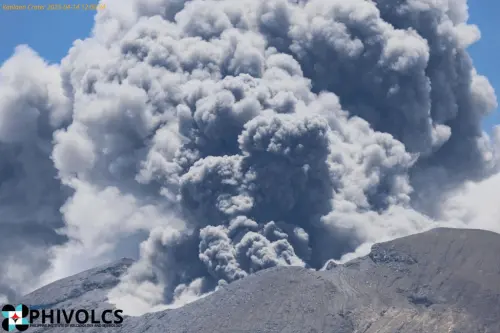 影/菲律賓坎拉翁火山爆發!灰柱衝3公里高 專家警告:恐再爆發