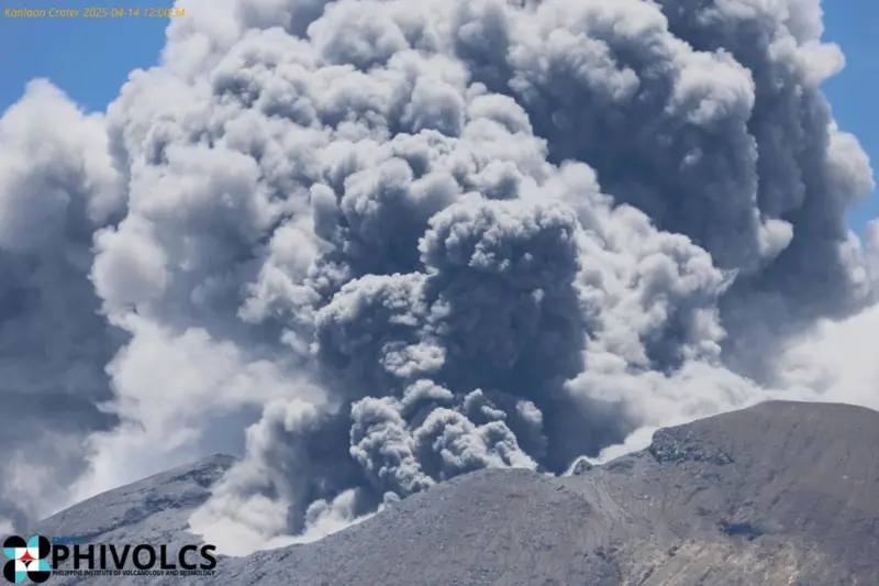 ▲菲律賓中部坎拉翁火山13日凌晨猛烈噴發。（圖／美聯社／達志影像）