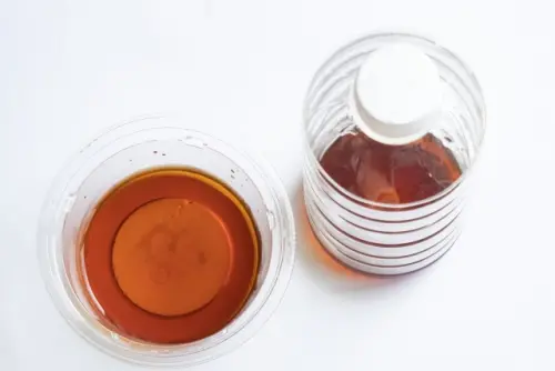 ▲內行人分享，用白醋＋洗碗精＋水，也能自製果蠅陷阱，效果不輸市售產品。（圖／翻攝自photoAC）