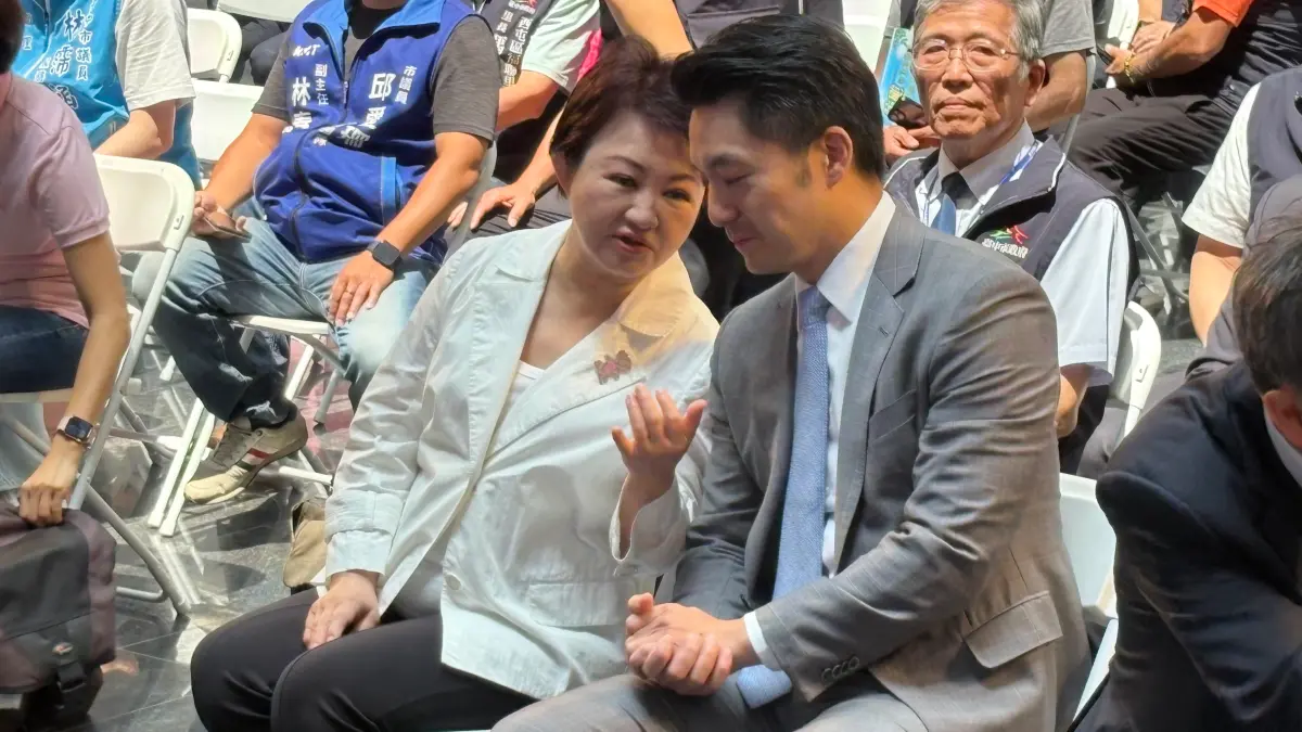 ▲盧秀燕與蔣萬安像久別重逢般，在台下忙著私聊。（圖／記者顏幸如攝，2025.05.14）