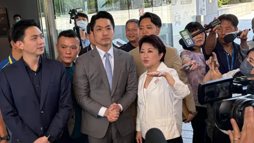 ▲盧秀燕向蔣萬安介紹台中市政府的地理位置與週邊環境。（圖／記者顏幸如攝，2025.05.14）